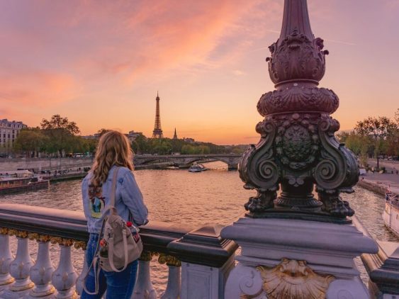 Visite de la Tour Eiffel en voyage entre femmes à Paris dans notre voyage mode de groupe entre femmes à Paris #paris #france #mode #voyageorganise #voyageentrefemmes