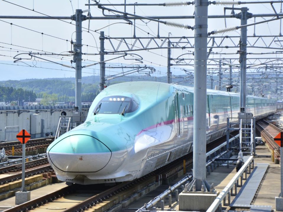 Train Shinkansen au Japon dans notre Voyage organisé au Japon entre femmes : au coeur des traditions #japon #voyageentrefemmes #voyage #voyagedegroupe #voyageorganise
