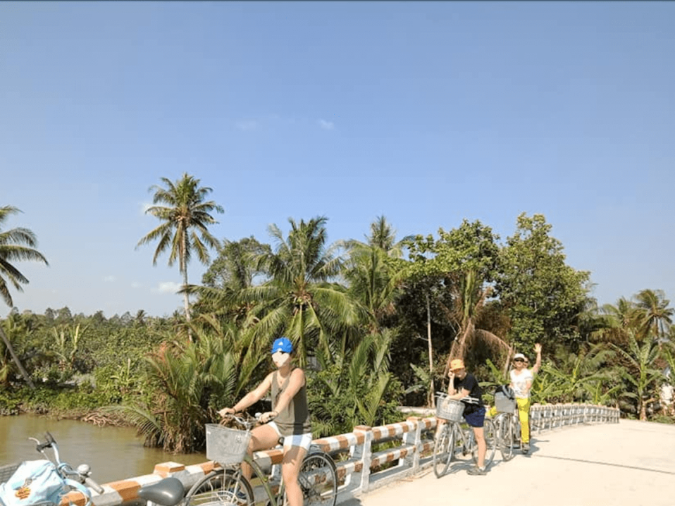 Vélo à Vung Liem dans le delta du Mékong dans notre Voyage organisé au Vietnam entre femmes | Grand circuit du Nord au Sud #vietnam #voyageentrefemmes #voyage #voyagedegroupe #voyageorganise