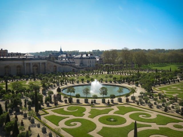 Château et jardins de Versailles à Paris dans notre voyage mode de groupe entre femmes à Paris #paris #france #mode #voyageorganise #voyageentrefemmes