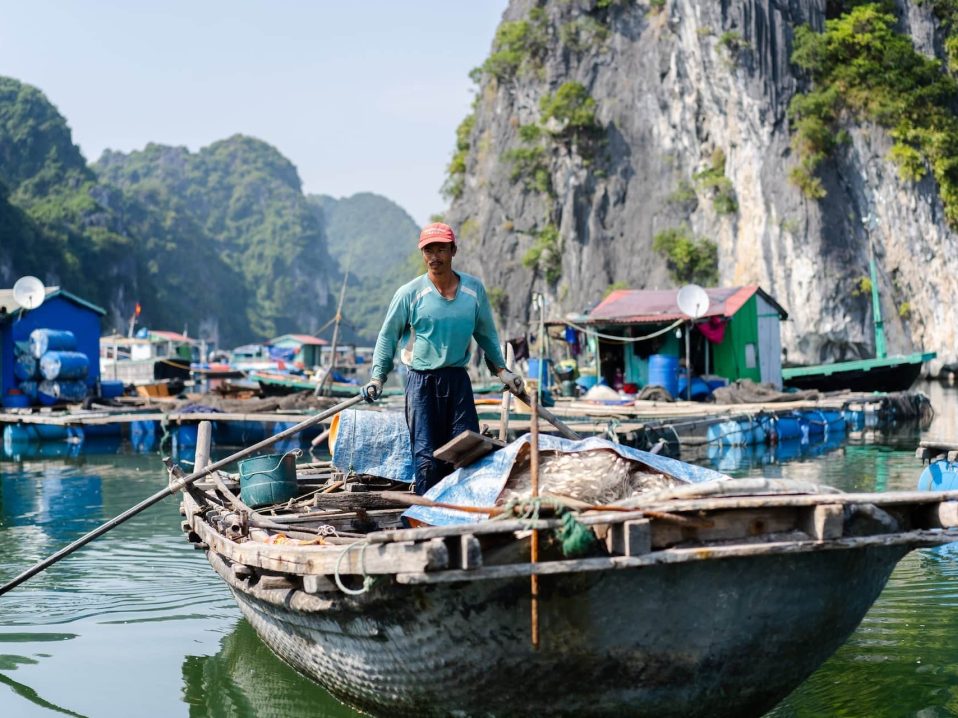 Village flottant Cat Ba dans notre Voyage organisé au Vietnam entre femmes | Grand circuit du Nord au Sud #vietnam #voyageentrefemmes #voyage #voyagedegroupe #voyageorganise