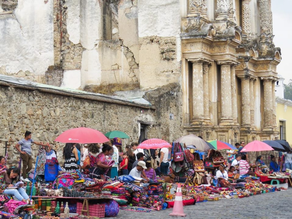 Visite de la ville d'Antigua au Guatemala inscrite à l'UNESCO dans notre voyage en groupe entre femmes organisé entre Voyageuses du Québec au Guatemala #guatemala #voyage #femme #voyageorganise #ameriquecentrale