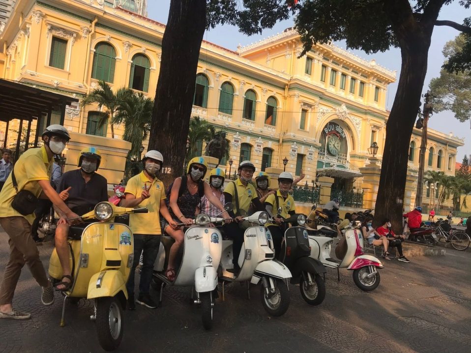 Visiter Ho Chi Minh en moto vespa dans notre Voyage organisé au Vietnam entre femmes | Grand circuit du Nord au Sud #vietnam #voyageentrefemmes #voyage #voyagedegroupe #voyageorganise