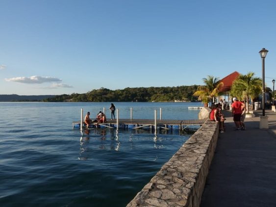 Lac de Flores au Guatemala dans notre voyage en groupe entre femmes organisé entre Voyageuses du Québec au Guatemala #guatemala #voyage #femme #voyageorganise #ameriquecentrale