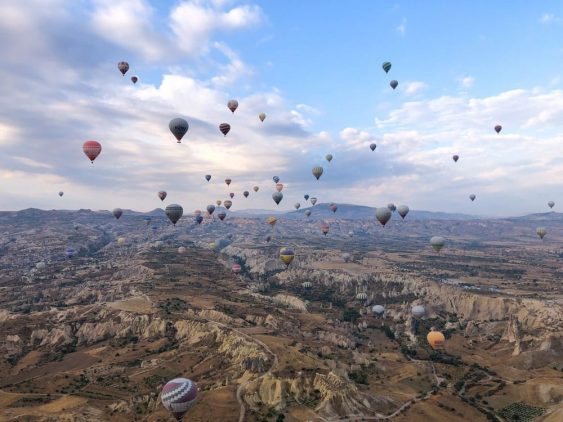 Vol en montgolfière en Cappadoce en Turquie dans notre voyage en groupe entre femmes organisé entre Voyageuses du Québec en Turquie #turquie #voyage #femme #voyageorganise #europe #asie
