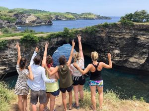 Broken Beach à Nusa Penida à Bali dans notre voyage en groupe entre femmes organisé entre Voyageuses du Québec #bali #voyage #femme #voyageorganise