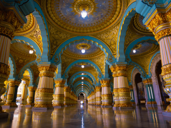 Beauté intérieure du palais de Mysore, dans notre Voyage en Inde du sud organisé en petit groupe de femmes #Inde #Indedusud #voyageentrefemmes #voyage #voyagedegroupe #voyageorganise